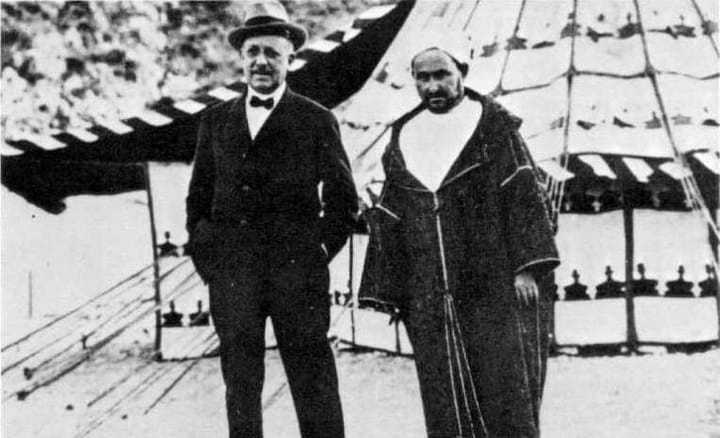 Portrait or photograph of Abd el-Krim: Horacio Echevarrieta y Abd el-Krim (1923)