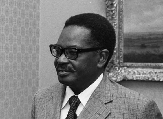 Portrait or photograph of Agostinho Neto: President MPLA, heer Neto door Den Uyl ontvangen; premier Den Uyl en A. Neto (r)