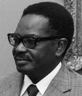 Portrait or photograph of Agostinho Neto: President MPLA, heer Neto door Den Uyl ontvangen; premier Den Uyl en A. Neto (r)