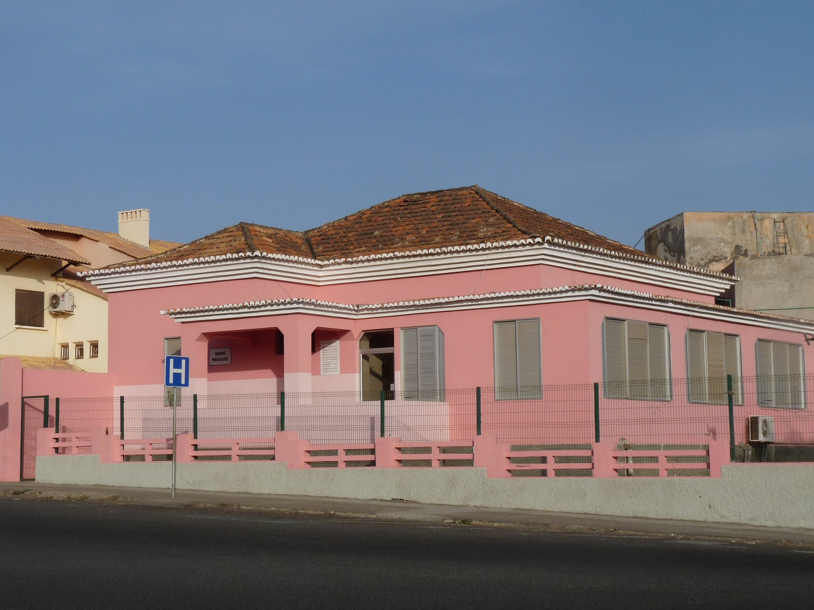 Portrait or photograph of Agostinho Neto: Hôpital Agostinho Neto (Praia, Cap-Vert)