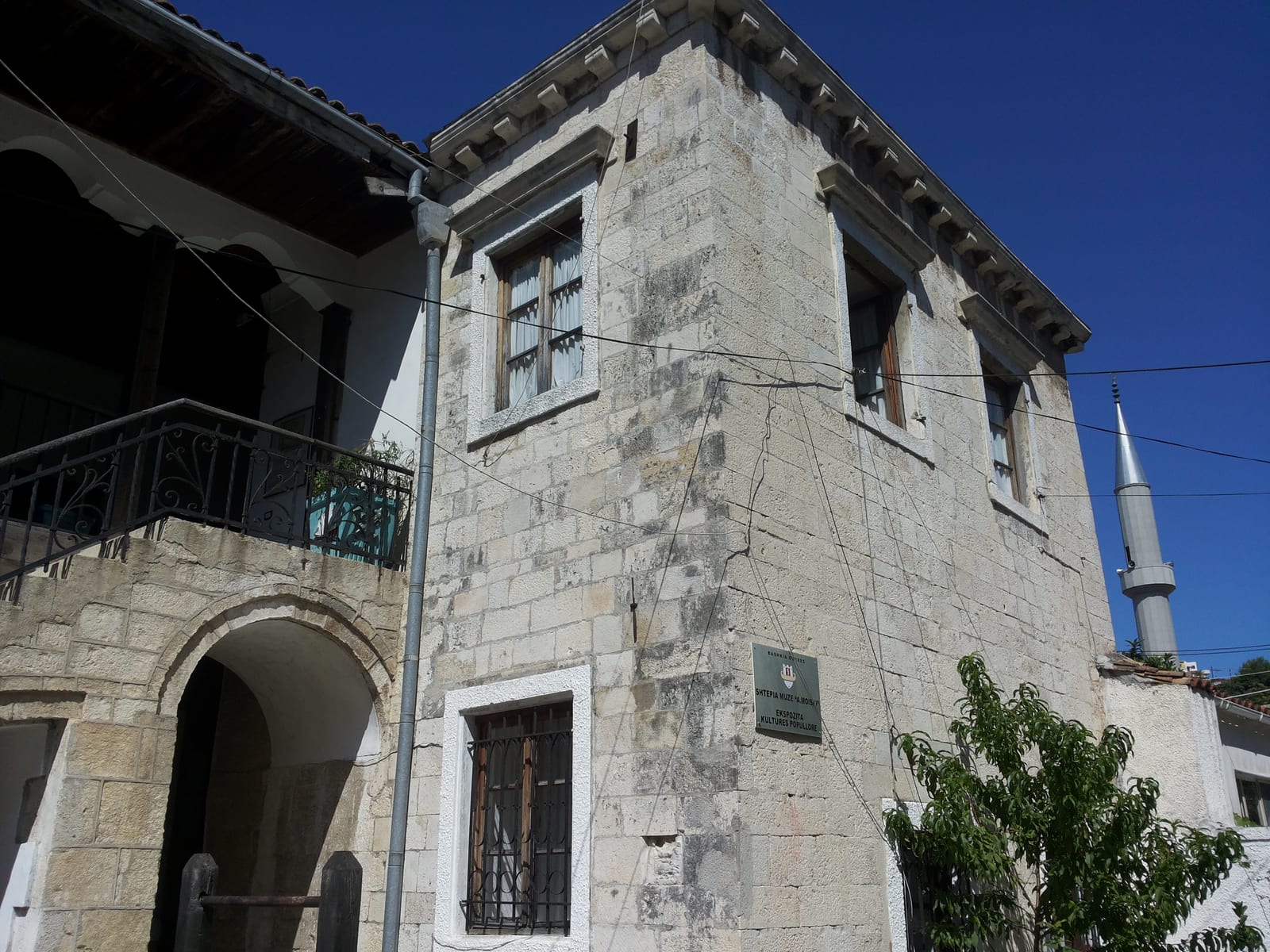 Image connected to Aleksandër Moisiu: This is a photo of a monument in Albania, number: