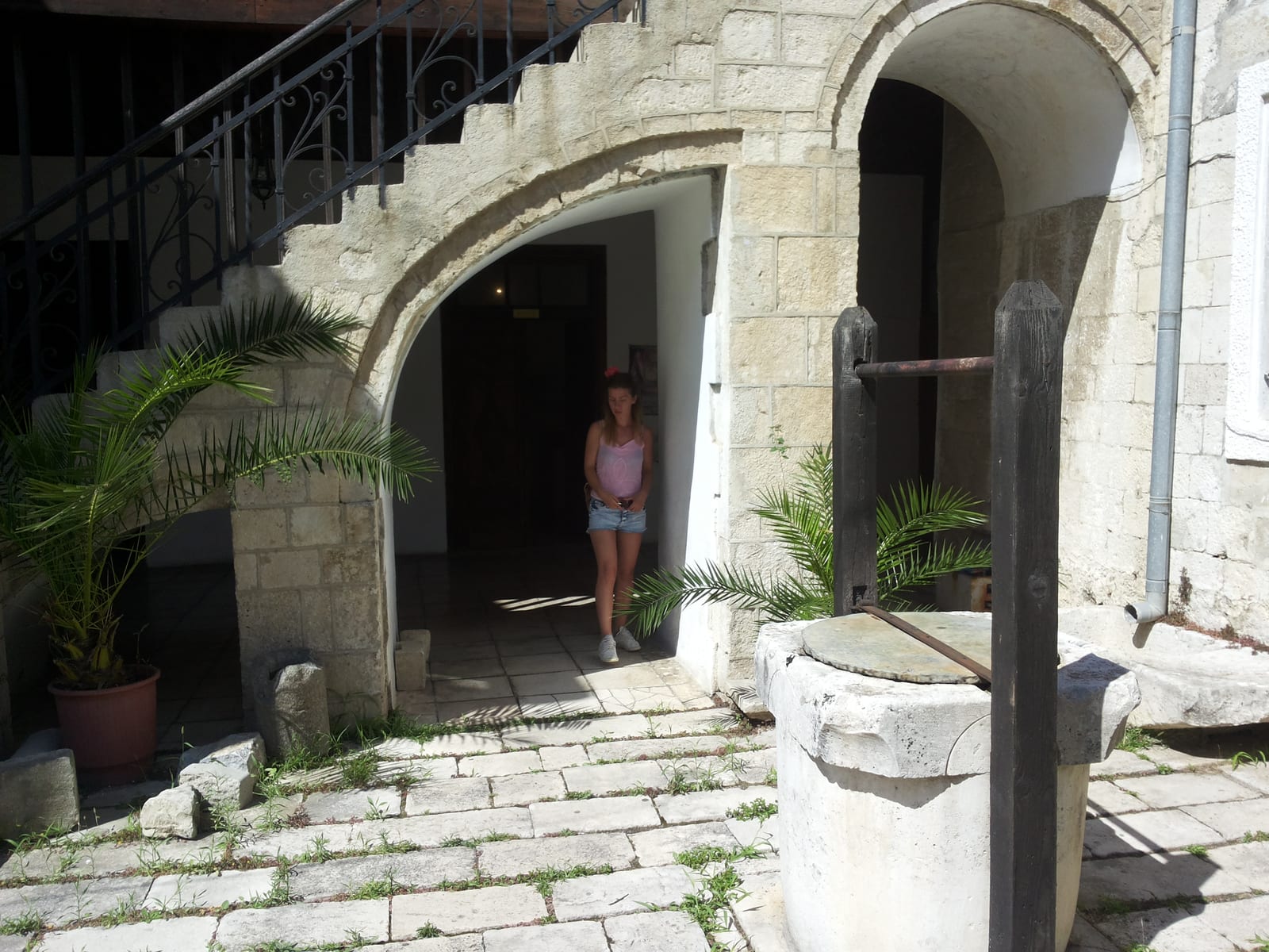Image connected to Aleksandër Moisiu: This is a photo of a monument in Albania, number: