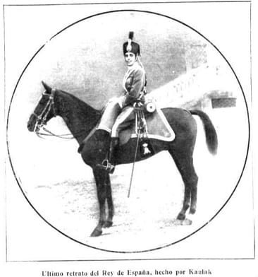 Image connected to Alfonso Reyes: Retrato del rey Alfonso XIII , obra del fotógrafo Kaulak , recogido en la revista española Mundo gráfico .