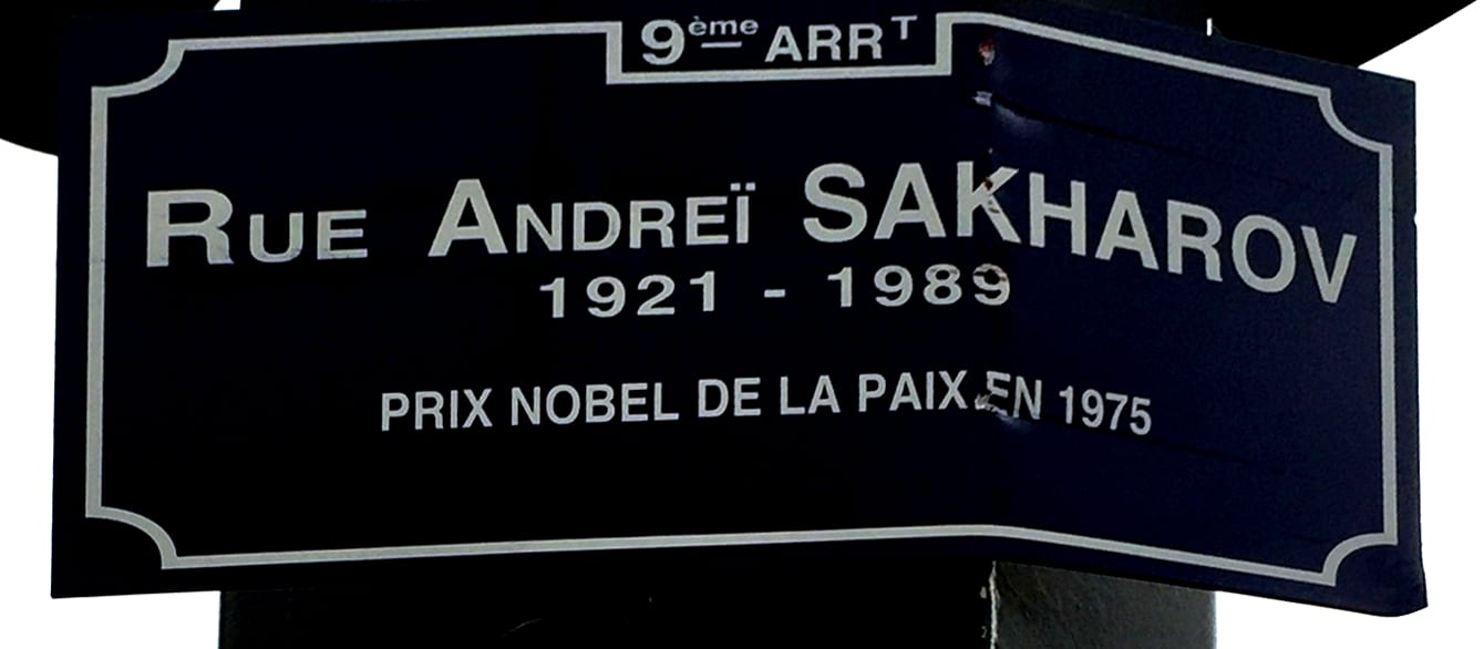 Portrait or photograph of Andrei Sakharov: Plaque de l'avenue Andreï Sakharov, dans le quartier de la Duchère à Lyon. Si la plaque indique "rue", cette voie est