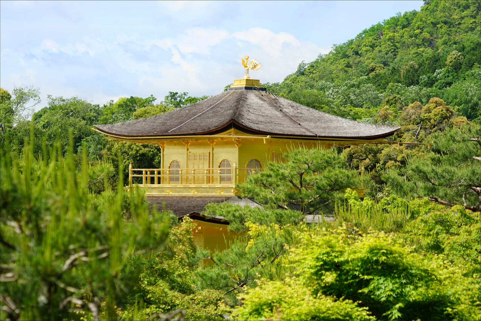 Portrait or photograph of Ashikaga Yoshimitsu: Le Kinkaku-ji ou temple du Pavillon d'or est le nom usuel du Rokuon-ji. Il a été construit en 1397 au milieu d'un