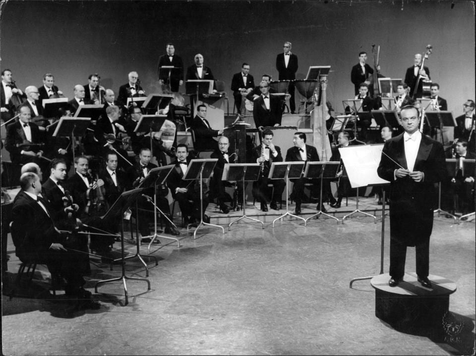 Portrait or photograph of Astor Piazzolla: Astor Piazzolla y su orquesta se presentan en Canal 13, en 1963. Foto Archivo AGN.