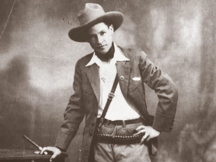 Portrait or photograph of Augusto Cesar Sandino: Fotografía del revolucionario nicaragüense Augusto César Sandino, con su característico sombrero.