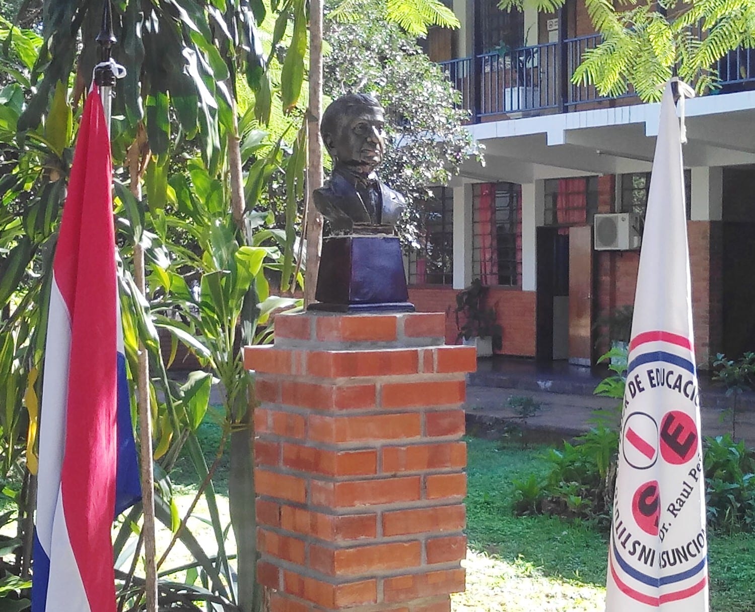 Portrait or photograph of Augusto Roa Bastos: Homenaje en el Instituto Superior de Educación