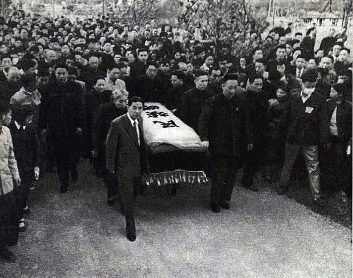 Portrait or photograph of Ba Jin: Move Lu Xun's casket left row (front to back):Mao Dun, Xu Guangping(Lu Xun's wife), Soong Ching-ling, etc. right row (front to