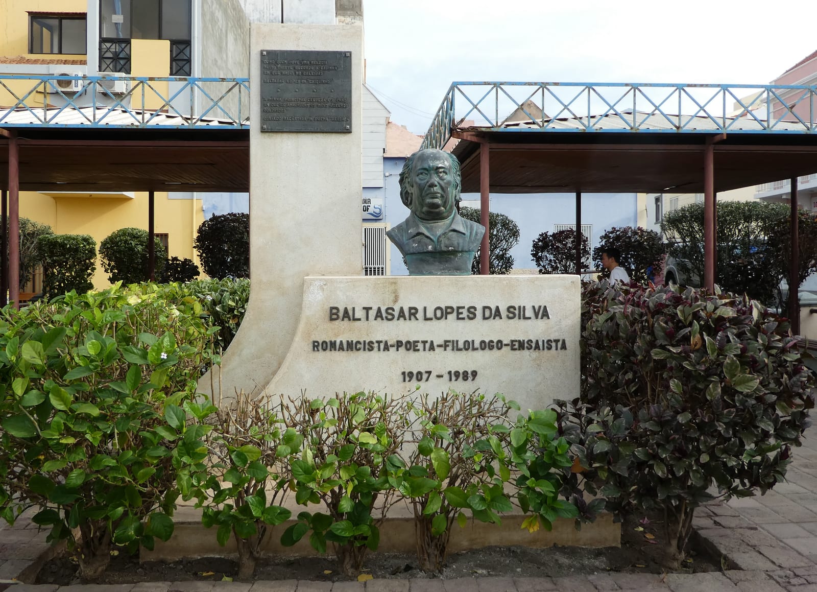 Portrait or photograph of Baltasar Lopes da Silva: Denkmal für den kapverdischen Schriftsteller Baltasar Lopes da Silva in Mindelo, Kap Verde.