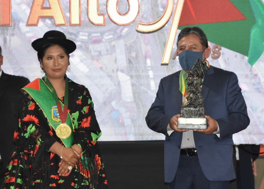 Portrait or photograph of Bartolina Sisa: El Alto Mayor Eva Copa awards Vice President David Choquehuanca with the Bartolina Sisa Medal and Statuette and the Re