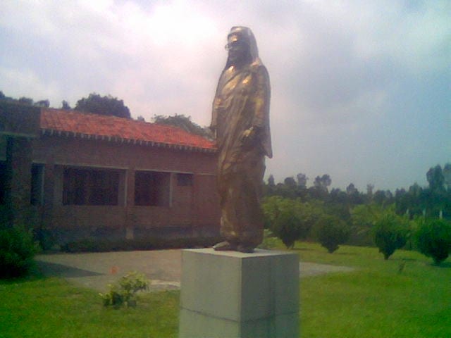 Portrait or photograph of Begum Rokeya: Begum Rokeya statue