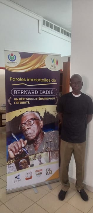 Portrait or photograph of Bernard Dadie: POSE PHOTO DES BENEVOLES LORS DE L'EDITATHON SUR LES OEUVRES DE BERNARD DADIE