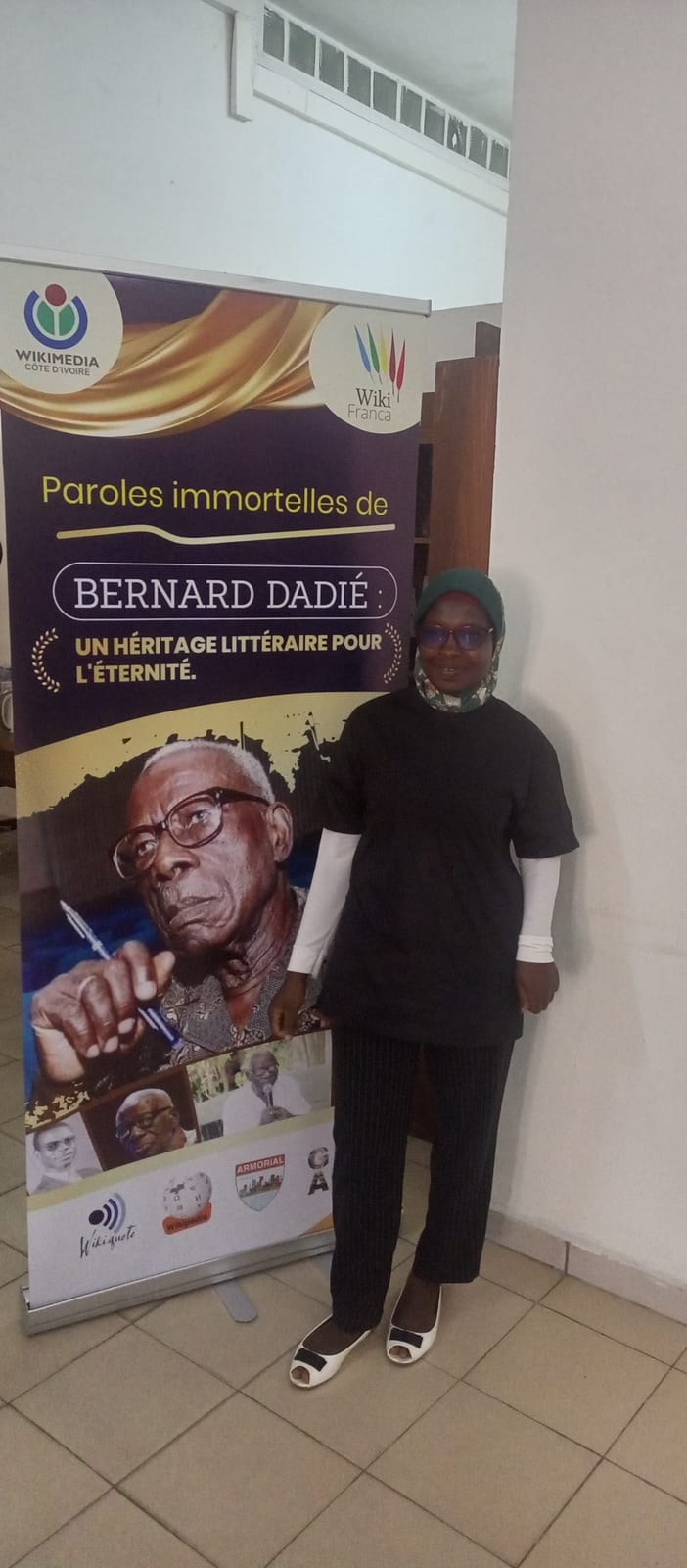 Portrait or photograph of Bernard Dadie: POSE PHOTO DES BENEVOLES LORS DE L'EDITATHON SUR LES OEUVRES DE BERNARD DADIE
