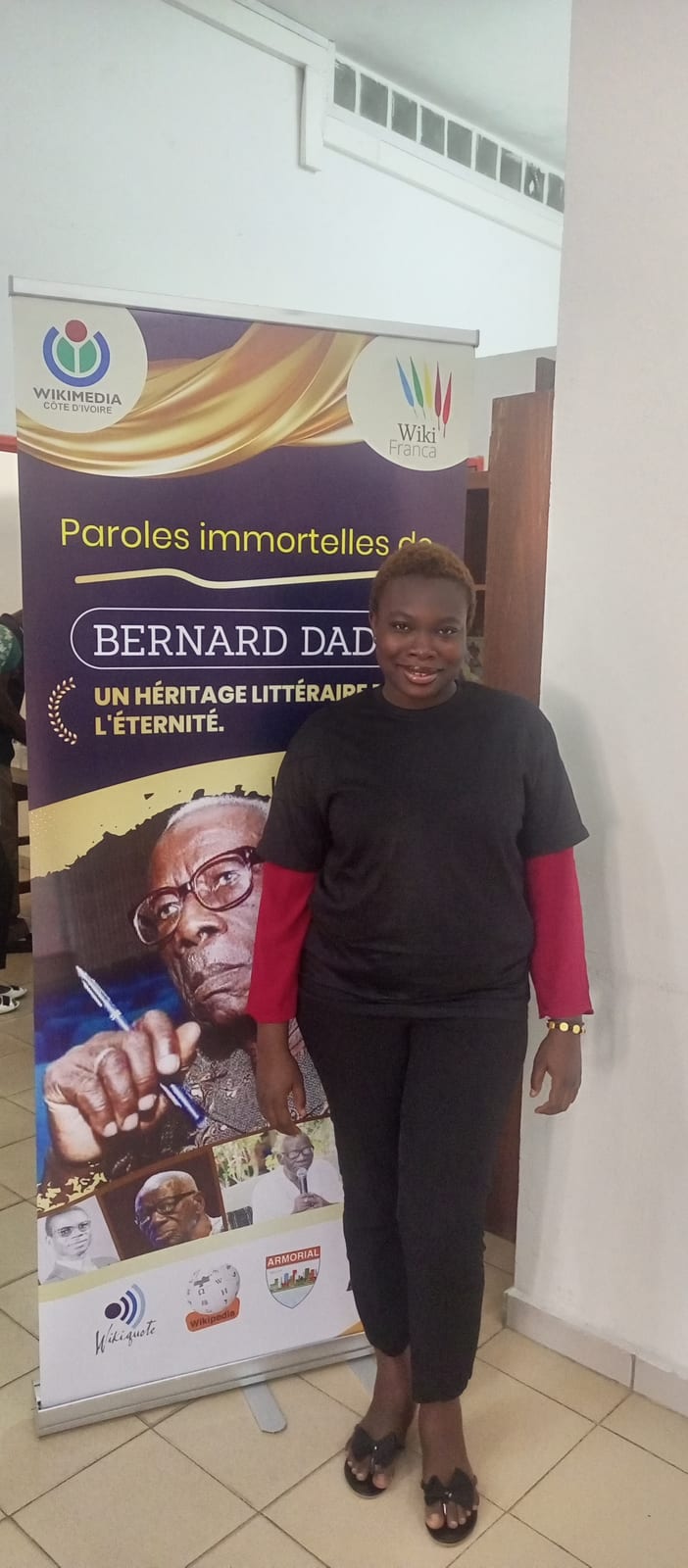 Portrait or photograph of Bernard Dadie: POSE PHOTO DES BENEVOLES LORS DE L'EDITATHON SUR LES OEUVRES DE BERNARD DADIE
