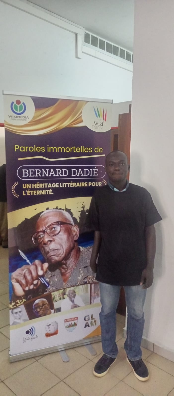 Portrait or photograph of Bernard Dadie: POSE PHOTO DES BENEVOLES LORS DE L'EDITATHON SUR LES OEUVRES DE BERNARD DADIE