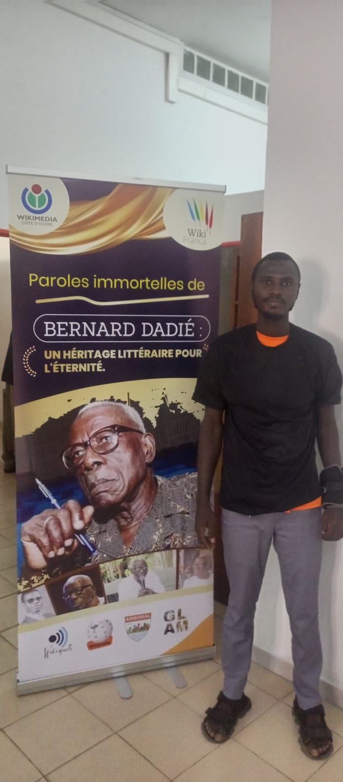 Portrait or photograph of Bernard Dadie: POSE PHOTO DES BENEVOLES LORS DE L'EDITATHON SUR LES OEUVRES DE BERNARD DADIE