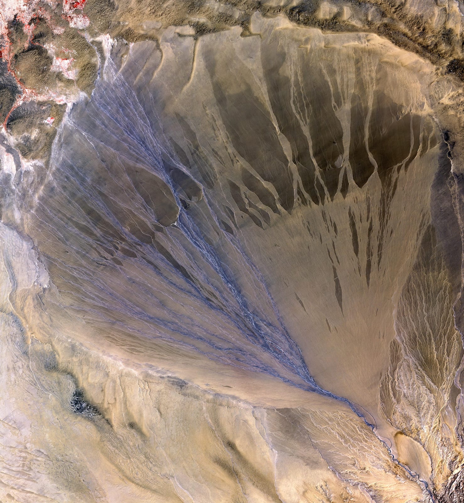 Image connected to Bing Xin: A vast alluvial fan blossoms across the desolate landscape between the Kunlun and Altun mountain ranges that form the southern bord