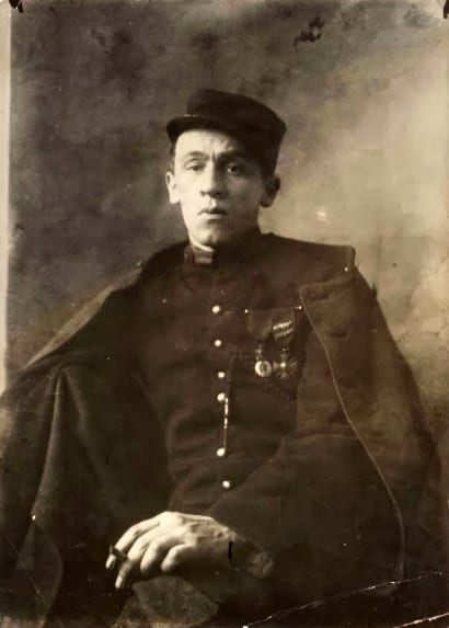 Portrait or photograph of Blaise Cendrars: Photographie de Blaise Cendrars en uniforme de la Légion étrangère, prise le dimanche de Pâques 1916, quelques mois a