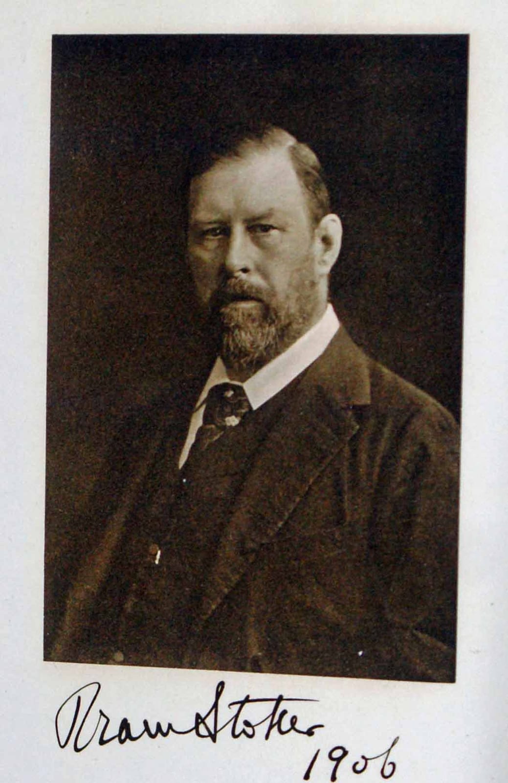 Portrait or photograph of Bram Stoker: Photo dédicacée de Bram Stoker