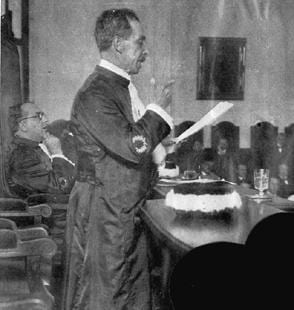 Portrait or photograph of Carlos Chagas: Carlos Chagas, em seu discurso como professor da Faculdade de Medicina do Rio de Janeiro