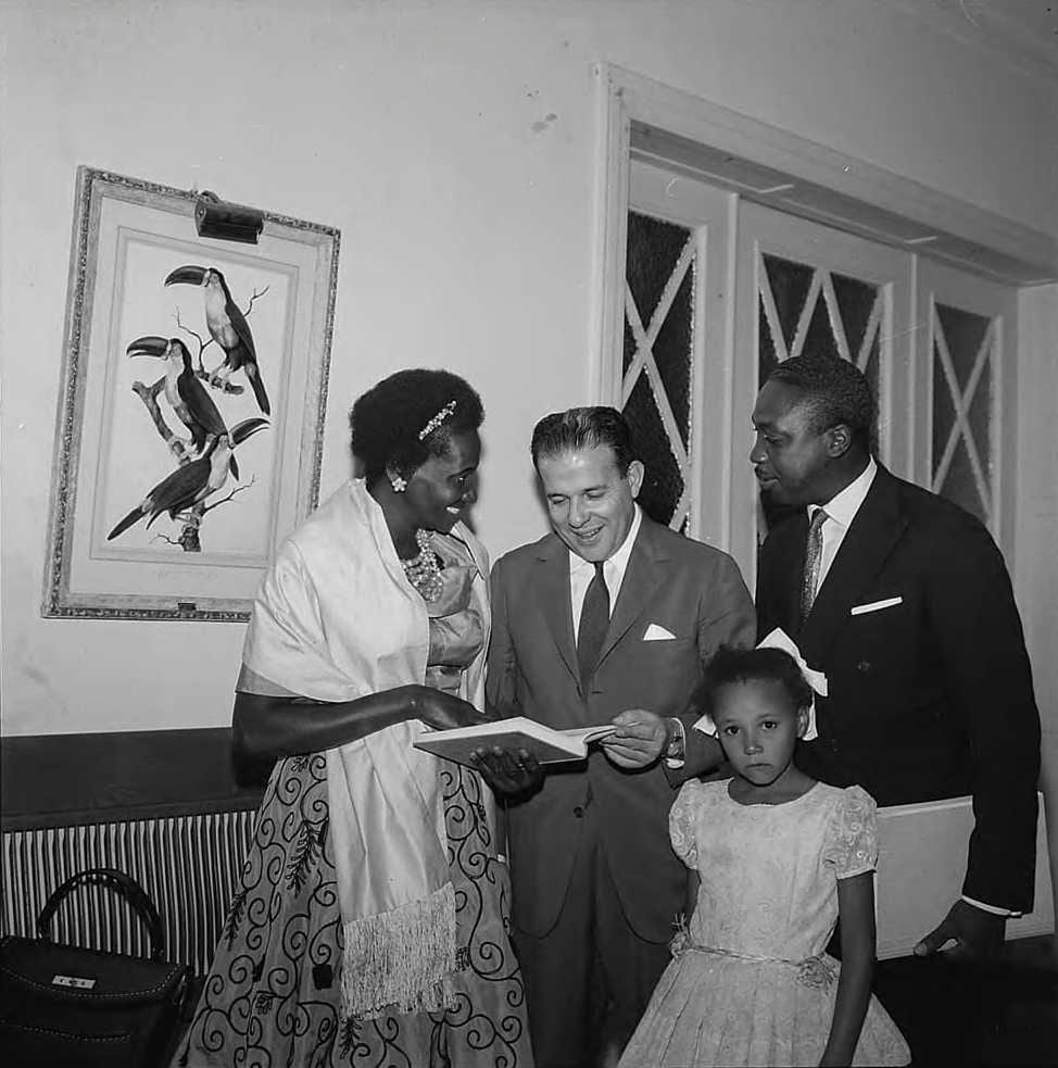Portrait or photograph of Carolina Maria de Jesus: Presidente João Belchior Marques Goulart (1961-1964) em São Paulo: recebe em audiência Carolina Maria de Jesu