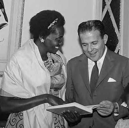 Portrait or photograph of Carolina Maria de Jesus: Presidente João Belchior Marques Goulart (1961-1964) em São Paulo: recebe em audiência Carolina Maria de Jesu