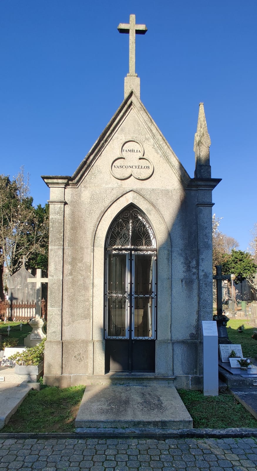 Image connected to Carolina Michaelis de Vasconcelos: Tomb for the filologist Carolina Michaelis, in cemitério de Agramonte, Porto, Portugal