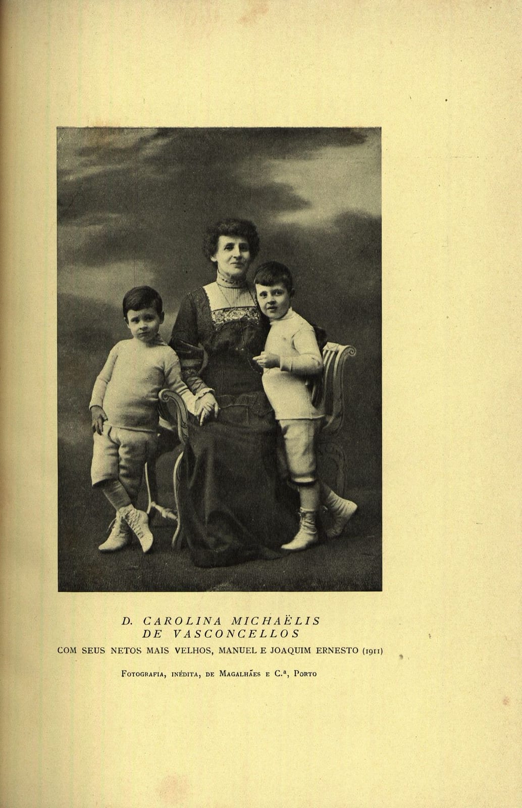 Image connected to Carolina Michaelis de Vasconcelos: D. Carolina Michaëlis de Vasconcellos com seus netos mais velhos, Manuel e Joaquim Ernesto (1911). Ilustra