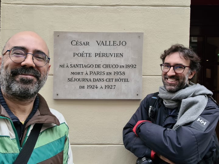 Portrait or photograph of Cesar Vallejo: El fotógrafo Asís G. Ayerbe y el escritor Óscar Esquivias ante la placa en recuerdo del poeta César Vallejo en el Hotel