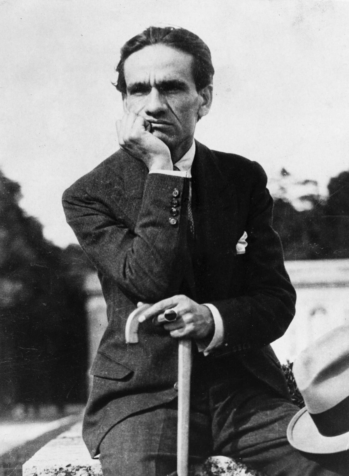 Portrait or photograph of Cesar Vallejo: fotografia de César Vallejo en el Parque de Versalles