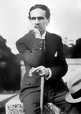 Portrait or photograph of Cesar Vallejo: fotografia de César Vallejo en el Parque de Versalles