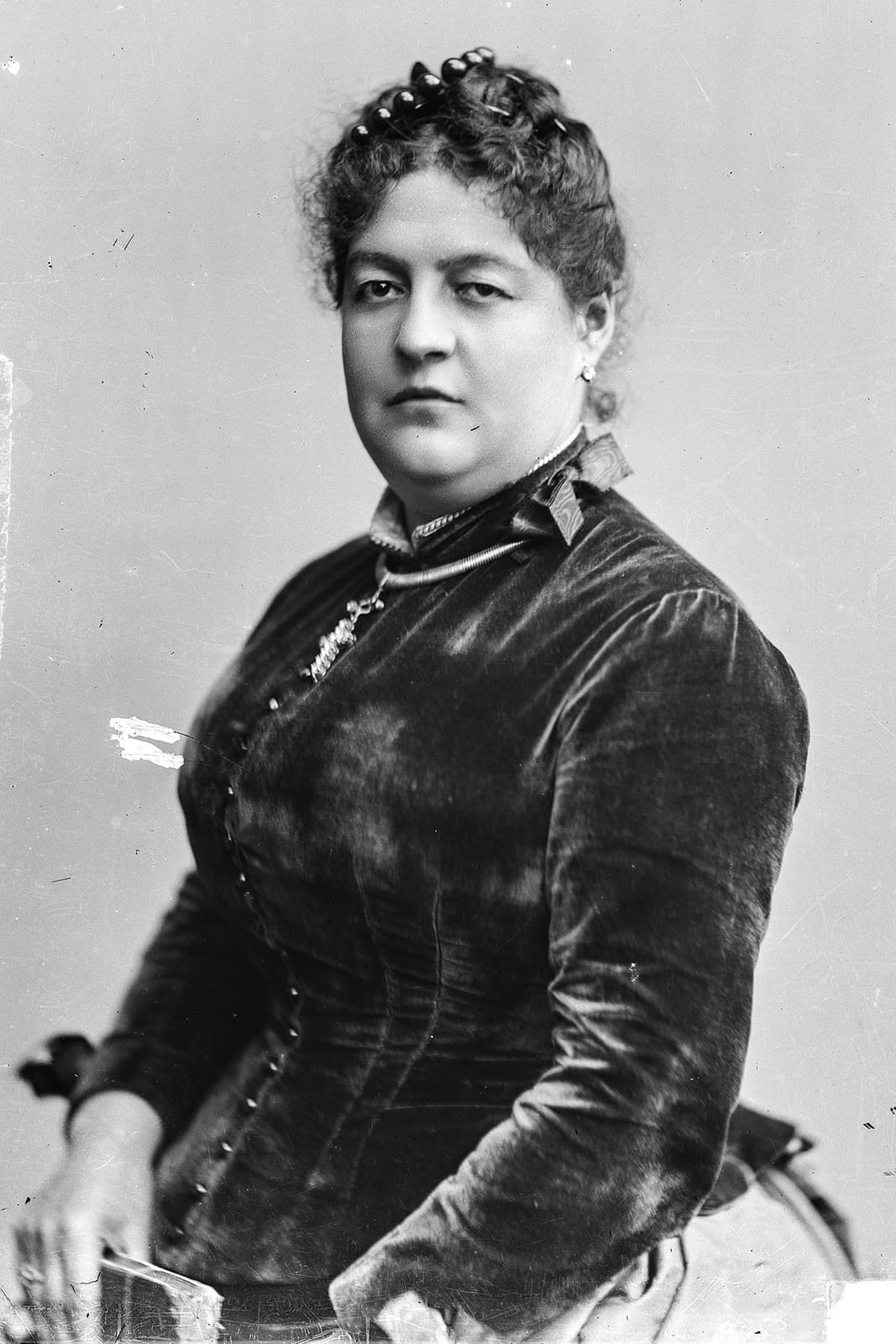 Portrait or photograph of Clorinda Matto de Turner: Retrato de Clorinda Matto de Turner, tomado en el estudio fotográfico de Courret Hermanos de Lima, Perú. Fec