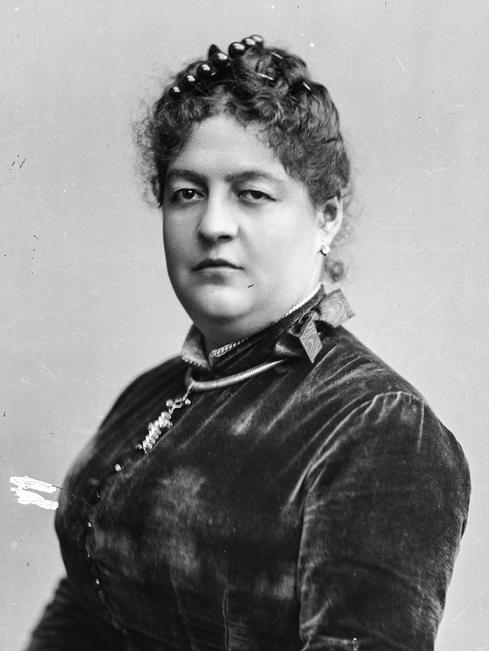 Portrait or photograph of Clorinda Matto de Turner: Retrato de Clorinda Matto de Turner, tomado en el estudio fotográfico de Courret Hermanos de Lima, Perú. Fec