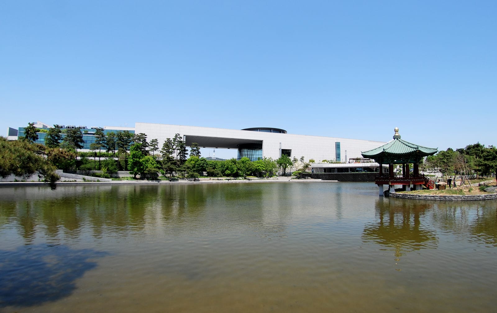 Memorial or place connected to Damdin Sükhbaatar: front view of National museum of Korea