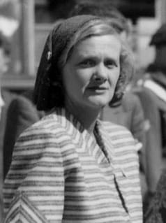 Portrait or photograph of Daphne du Maurier: Aankomst Britse schrijfster Daphne du Maurier, Schiphol, 31 mei 1947 Foto Ben van Meerendonk / AHF, collectie IISG,