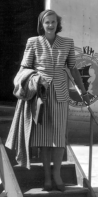 Portrait or photograph of Daphne du Maurier: Aankomst Britse schrijfster Daphne du Maurier, Schiphol, 31 mei 1947. Foto Ben van Meerendonk / AHF, collectie IISG