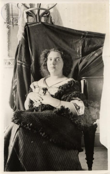 Portrait or photograph of Delmira Agustini: Retrato de Delmira Agustini. Fotografía de la Colección Delmira Agustini, Archivo Literario de la Biblioteca Naciona
