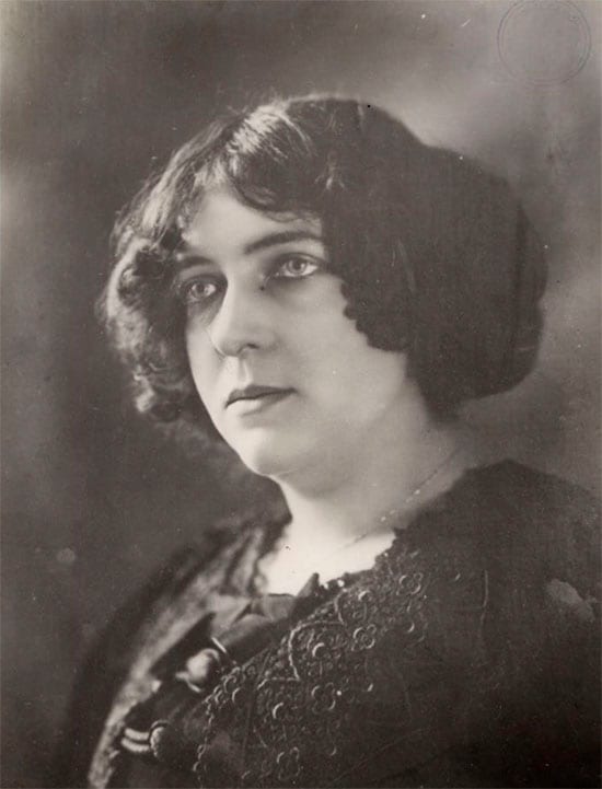 Portrait or photograph of Delmira Agustini: Fotografía en blanco y negro de Delmira Agustini. Reproducción de la publicada en La Razón de Montevideo el 14 de ag