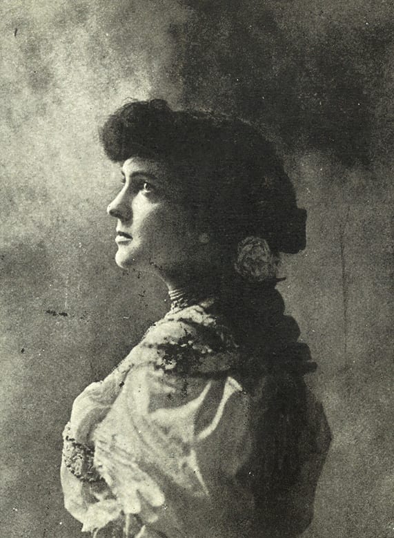Portrait or photograph of Delmira Agustini: Retrato de Delmira Agustini publicado en 1907 en el poemario "El libro blanco (frágil)"