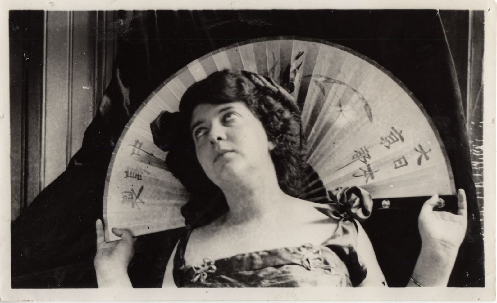 Portrait or photograph of Delmira Agustini: Retrato de Delmira Agustini. Imagen del archivo «Delmira Agustini» de la Biblioteca Nacional de Uruguay.