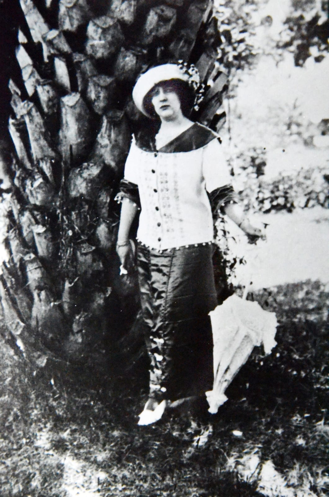 Portrait or photograph of Delmira Agustini: Retrato de Delmira Agustini. Imagen del archivo «Delmira Agustini» de la Biblioteca Nacional de Uruguay.