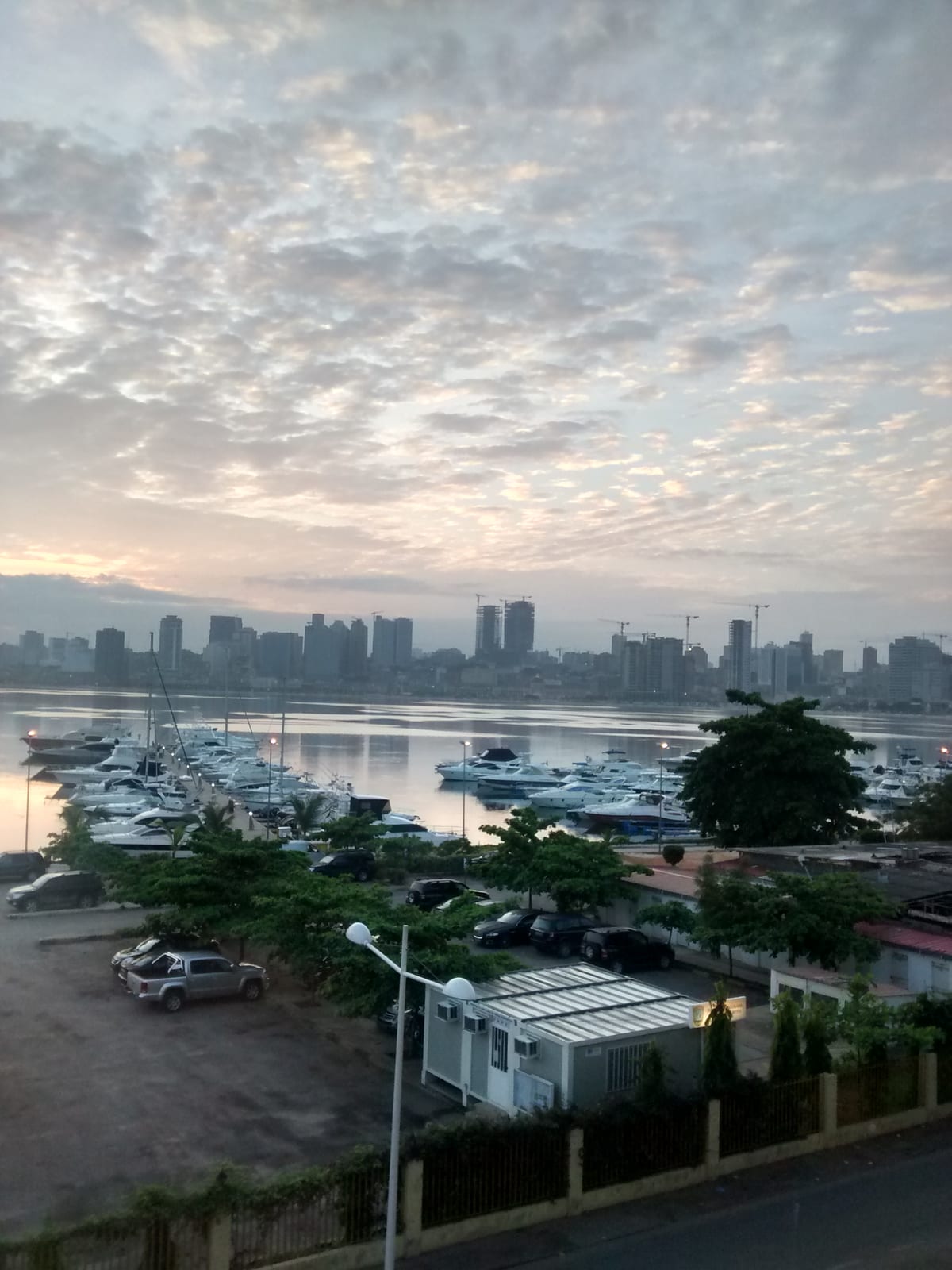 Image connected to Deolinda Rodrigues: Imagen de Luanda, capital de Angola al amanecer