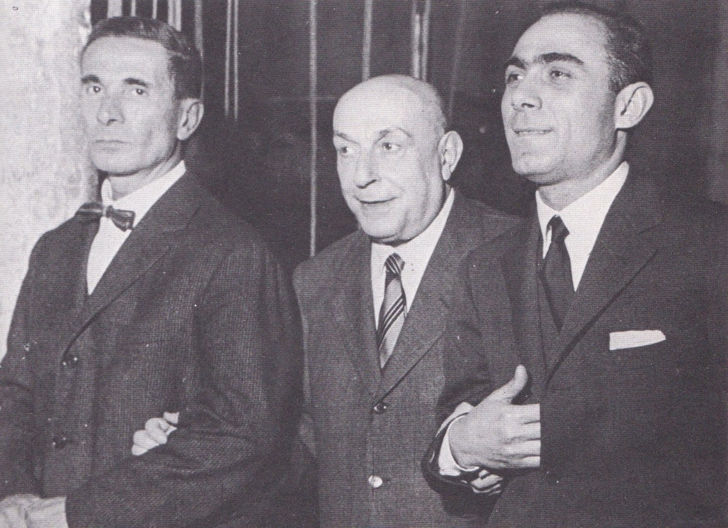 Portrait or photograph of Dino Buzzati: Mario Missiroli tra it:Dino Buzzati (a sinistra) e it:Gaetano Afeltra (a destra).