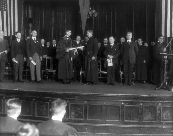 Portrait or photograph of Eamon de Valera: Éamon de Valera , full-length portrait, standing, right profile, on stage at Holy Cross College, Worcester, Mass., re