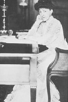 Portrait or photograph of Edith Wharton: Photo: Edith Wharton, 1915 License: Public domain, Copyright expired