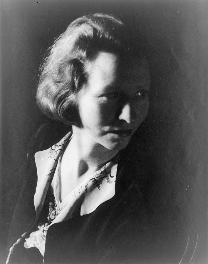 Portrait or photograph of Edna St. Vincent Millay: en:Edna St. Vincent Millay (1892-1950)