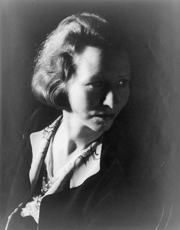 Portrait or photograph of Edna St. Vincent Millay: en:Edna St. Vincent Millay (1892-1950)