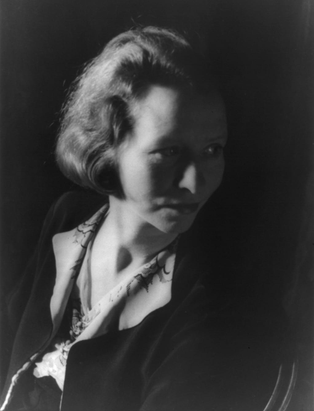 Portrait or photograph of Edna St. Vincent Millay: Edna St. Vincent Millay 1933 van Vechten