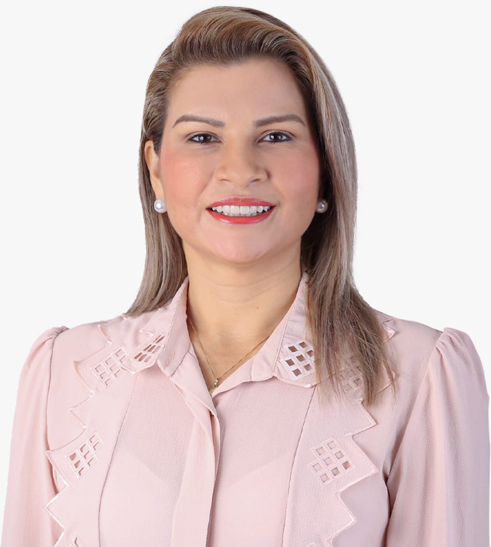 Portrait or photograph of Eloy Alfaro: Doris Cevallos es profesora en la Facultad de Ciencias Económicas de la Universidad Laica Eloy Alfaro de Manabí (ULEAM).